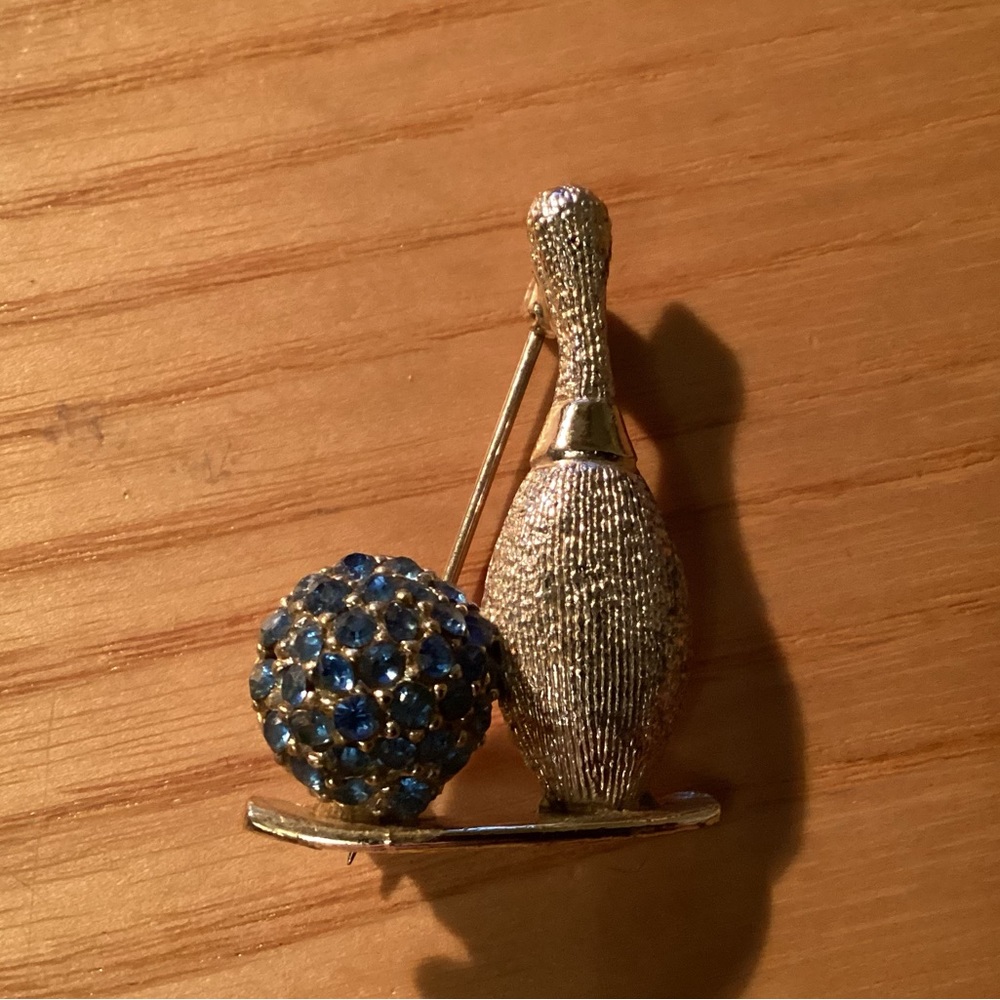 Dodds bowling silver tone brooch pin